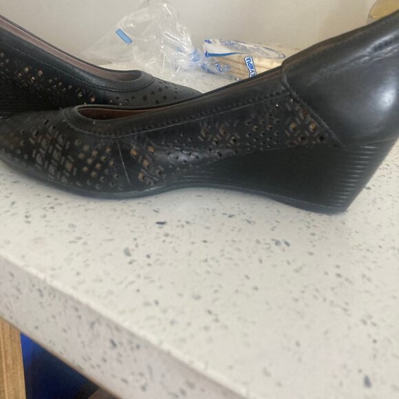 Hush Puppies Black Wedges - Picture 6 of 7